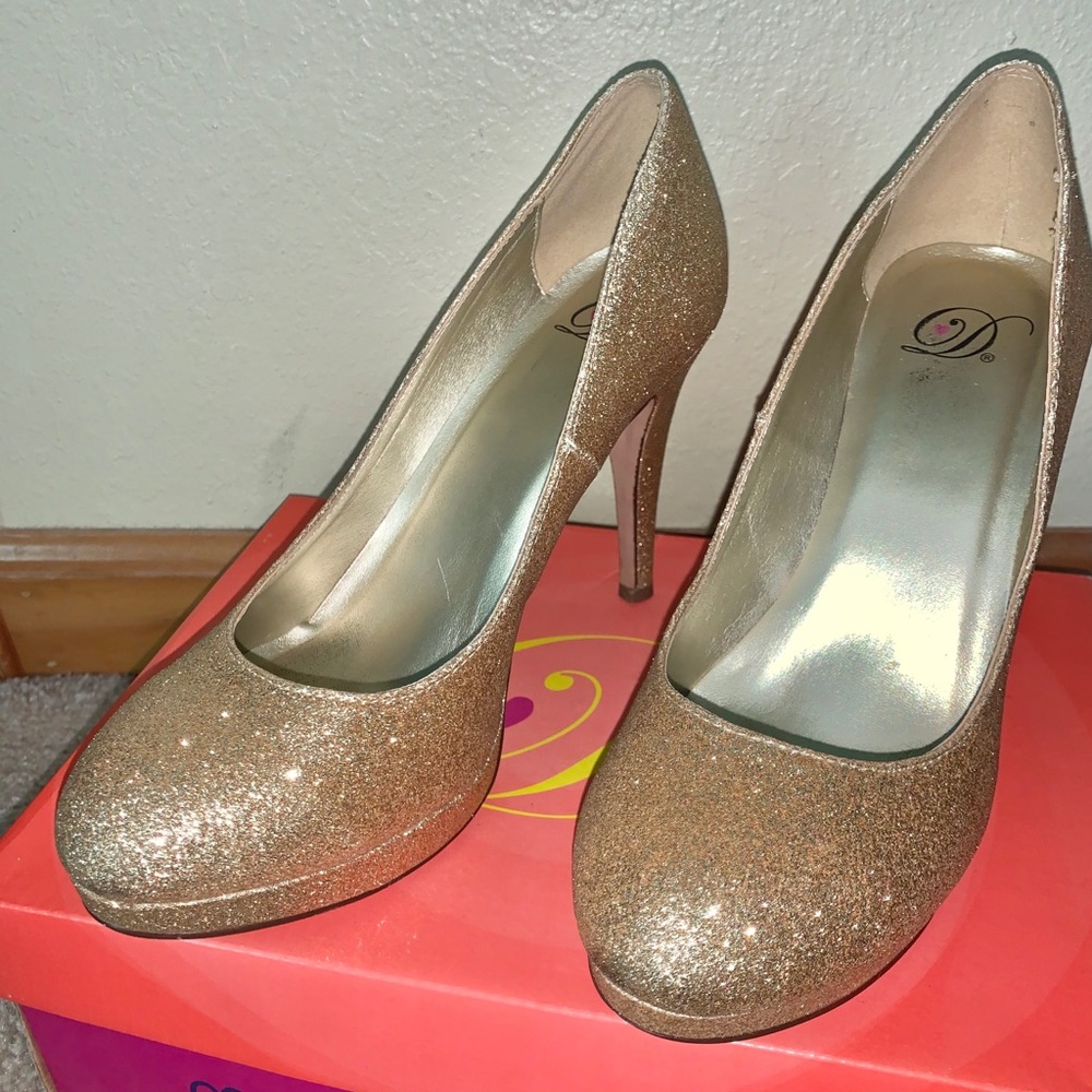 Sparkly gold heels! ✨